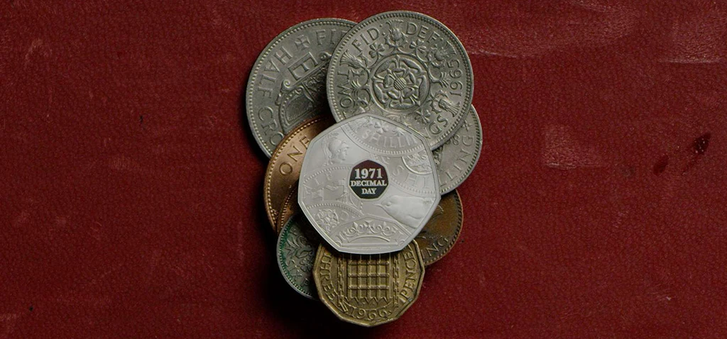 Reino Unido - 50 Peniques 2021 - Decimal Day - Superpuesta sobre otras monedas