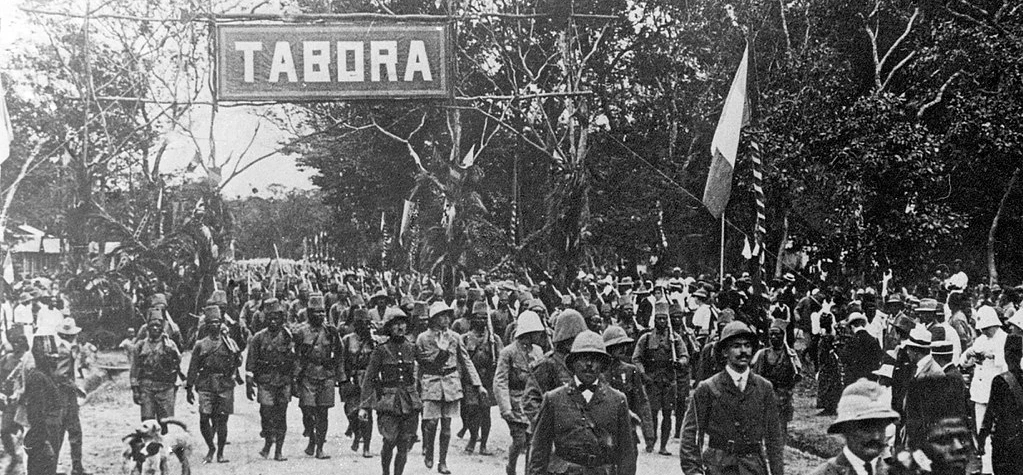 Soldados belgas entrando en Tabora en 1916