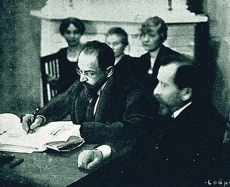 Adolf Joffe firmando el Tratado de Tartu