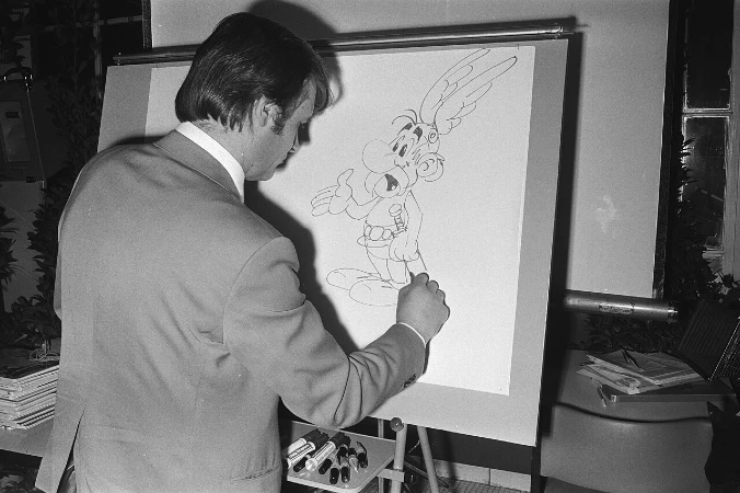 Albert Uderzo dibujando a Astérix en 1971