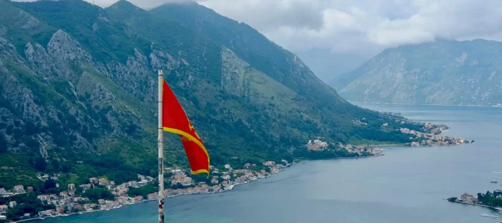 Bandera de Montenegro ondeando sobre la costa