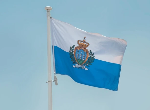 Bandera de San Marino ondeando