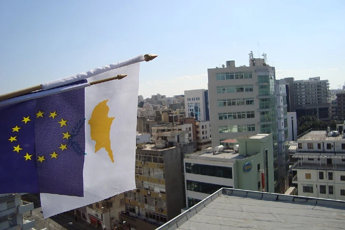 Banderas de Chipre y de la Unión Europea sobre Nicosia