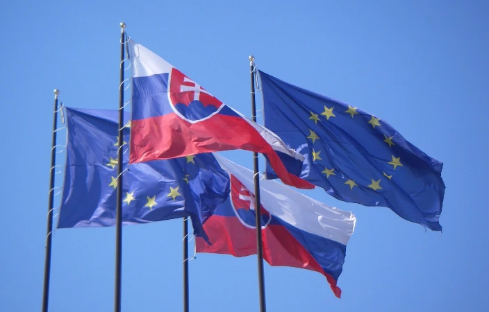 Banderas de Eslovaquia y de la Unión Europea ondeando al viento