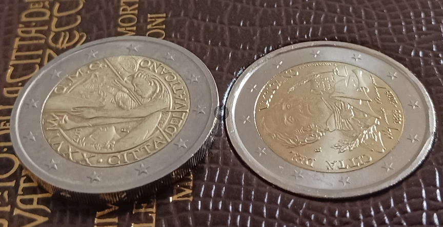 Comparación Brillo 2 Euros Conmemorativos Vaticano 2011 y 2023