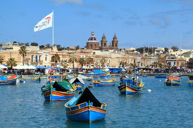 Concentración de botes tipo luzzu, tradicional de Malta