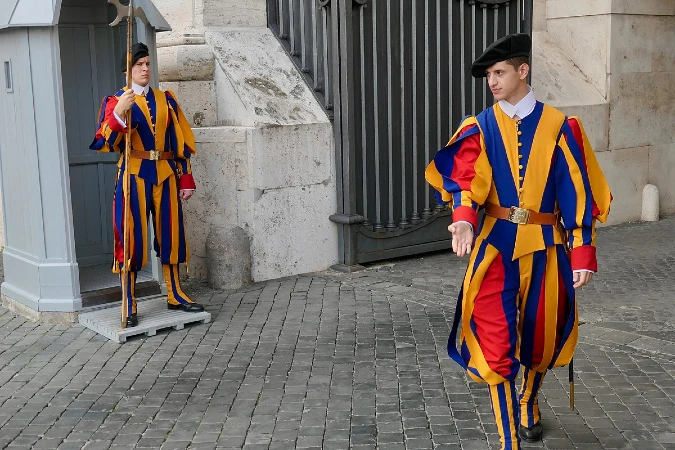 Dos miembros de la Guarda Suiza Pontificia en sus uniformes de gala