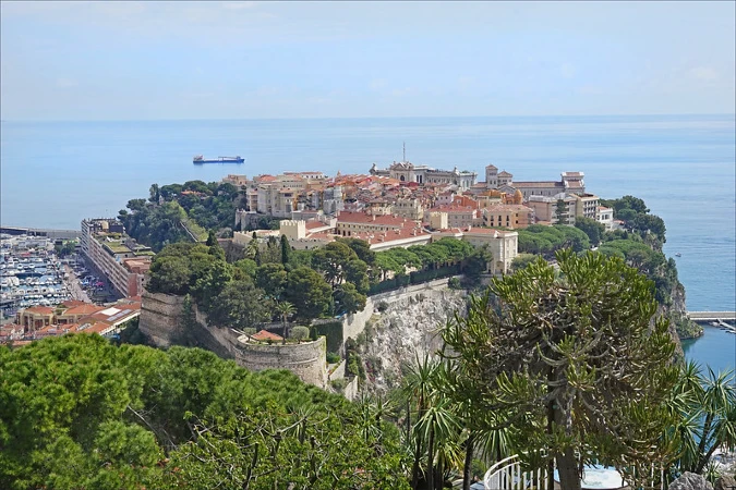 El Palacio Grimaldi, también conocido como la Fortaleza de la Roca de Mónaco