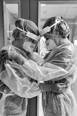 Enfermeras abrazadas durante la Pandemia en Malta