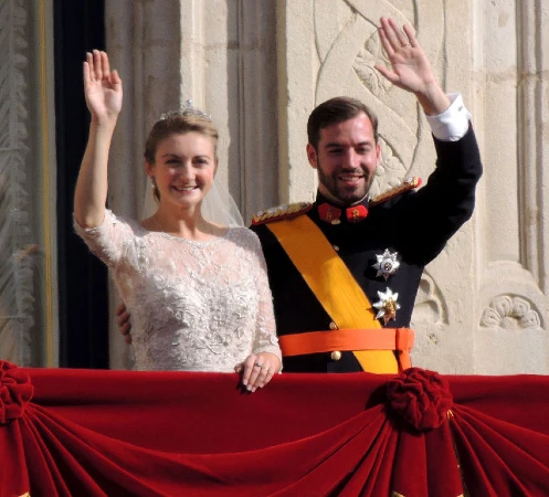 Guillermo de Luxemburgo y Estefanía de Lannoy saludando el día de su boda