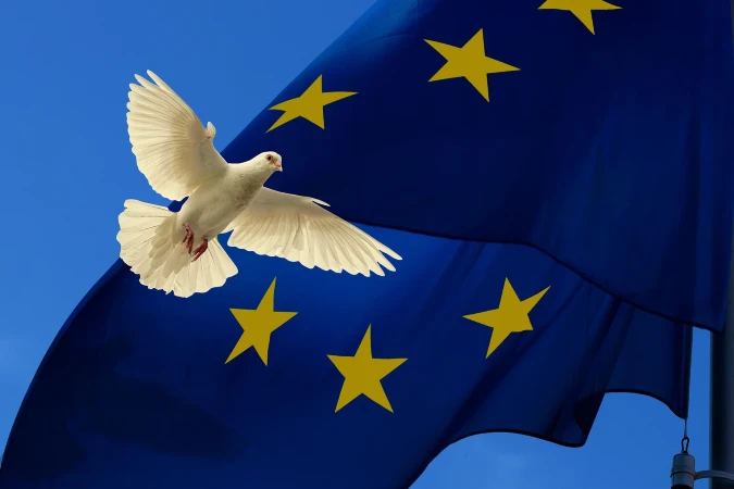 La paloma de la paz volando por la bandera de Europa