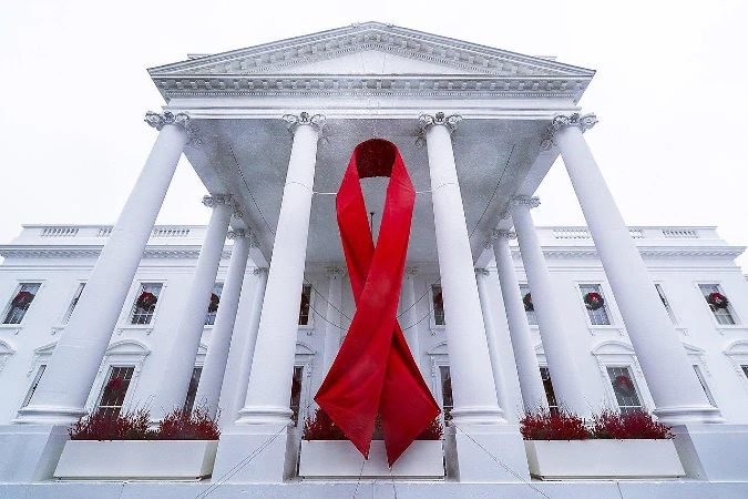 Lazo Rojo del Día Mundial de la Lucha contra el SIDA en la Casa Blanca, Washington, Estados Unidos