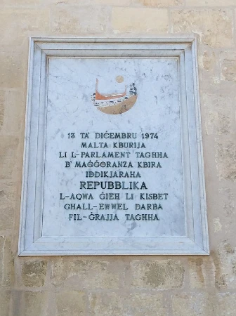 Placa Conmemorativa de la Proclamación de la República en el Palacio Presidencial de Malta, en La Valeta