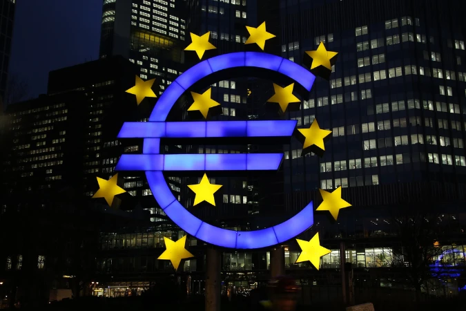 Símbolo del Euro en el Antiguo Edificio del Banco Central Europeo en Frankfurt, Alemania