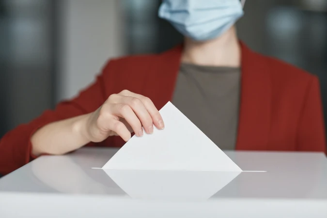 Una mujer votando, con Sufragio Universal Femenino