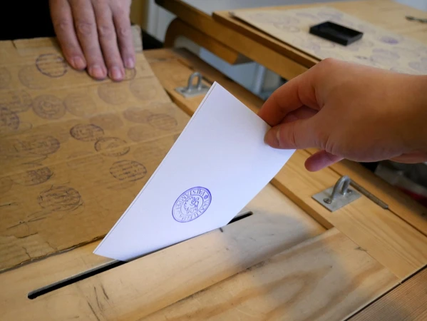 Voto siendo depositado durante las elecciones presidenciales finlandesas de 2018